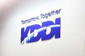KDDI signboard and logo